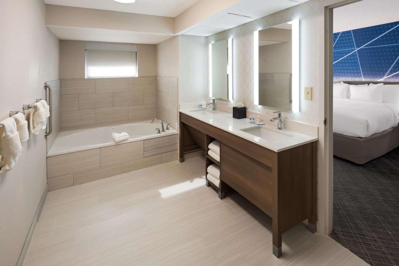 Hotel Comfort & - Indianapolis Fishers